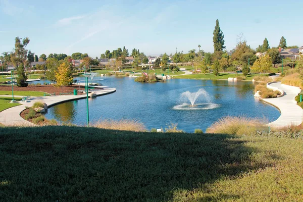 Gaziler Parkı. Lake Forest, California 'da. Eski adı Village Pond Park olan Gaziler Parkı, küçük bir tören ve kurdele kesimiyle 20 Kasım Salı günü yeniden hizmete girdi. Yerel bir Ördek Göleti ve Park..