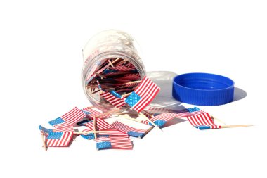  Amerikan Bayrağı. Pasta ve sanat projeleri için küçük Amerikan bayrakları. Amerikan Bayrak Diş Fotoğrafları. Kürdandaki Amerikan bayrakları. Tahta çubuklarda Amerika Birleşik Devletleri 'nin küçük bayrakları. İzole edilmiş. 