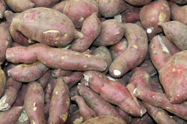 Yer elması. Japon Yam. ABD, pazarda satılık Japon tatlı patatesleri yetiştirdi. Dünya çapında insanlar çeşitli yemek ve yemeklerde tatlı patates yemekten hoşlanırlar. Japon tatlı patates yemeği. Taş fırında tatlı patates.. 