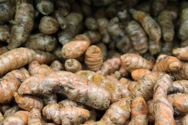 Zerdeçal. Çiftçi pazarında satılık sarı zerdeçal. Zerdeçal bitkileri Hindistan 'ın tropikal bölgelerinde yaygın olarak yetişmektedir ve her yıl 70.000 dönümden fazla tarım yapılmaktadır. Köri tozunda zerdeçal kullanılır.