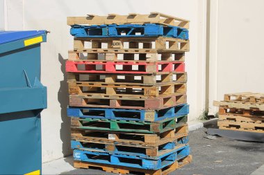 Tahta Paletler. Tahta nakliye sandıkları. Birbirlerine yığılmışlar. Ulaşım ve depo. Garaj yolundaki ahşap paletler. Tahta. Depo. Kullanılmış ahşap paletler. Nakliye paletleri. Dağıtım merkezinde depolanan tahta kızaklar.. 