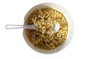 Lake Forest, California - ABD - 5 Aralık 2025 Nissin Top RAMEN. 1 top Ramen Bowl, 1 kaşık beyaza izole edilmiş. Erişte Çorbası. Ramen, tavuk, sığır eti, domuz eti ve benzeri pek çok farklı çeşitler sunar..