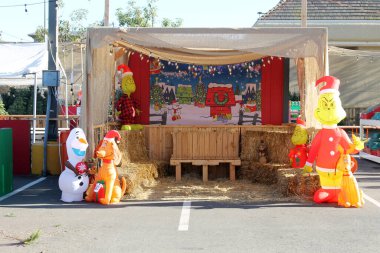 Lake Forest, California - ABD - 12 Aralık 2025: Fotoğraf Booth. Yılbaşı ağacı parkında bir selfie fotoğraf kabini. İnsanlar Noel için Çam Ağacı satın alıyor. Ağaç Çiftliği 'nde fotoğraf çektir. Eğlenceli.. 