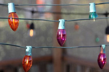 Noel ışıkları. Renkli Xmas Işıkları. Renkli ampuller. Tatil Geçmişi. Elektrikli çelengin parlak renkleri. Bayram Işıkları Festivali. Parti zamanı. Eski yılbaşı ampulleri. Mutlu Noeller..