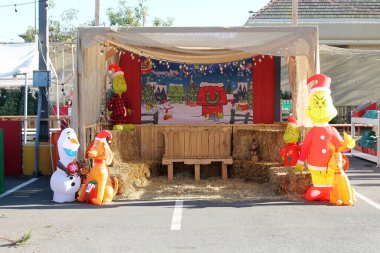 Lake Forest, California - ABD - 12 Aralık 2025: Fotoğraf Booth. Yılbaşı ağacı parkında bir selfie fotoğraf kabini. İnsanlar Noel için Çam Ağacı satın alıyor. Ağaç Çiftliği 'nde fotoğraf çektir. Eğlenceli.. 