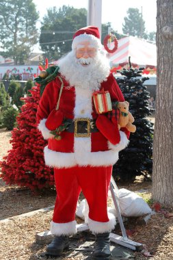 Noel Baba. Noel 'de Noel ağacı çiftliğinde. Noel Baba, Ho Ho Ho 'nun çok geç olmadan Noel Ağaçlarını benden aldığını söylüyor. Hepinize iyi tatiller. Mutlu noeller. Unutma, Noel Baba seni uyurken görüyor.!