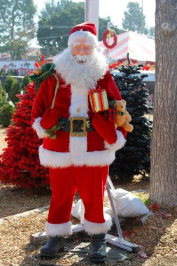 Noel Baba. Noel 'de Noel ağacı çiftliğinde. Noel Baba, Ho Ho Ho 'nun çok geç olmadan Noel Ağaçlarını benden aldığını söylüyor. Hepinize iyi tatiller. Mutlu noeller. Unutma, Noel Baba seni uyurken görüyor.!