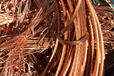 Bakır tel. Geri dönüşüm. Bakır tel. Bakır kablo. Metal geri dönüşümü. Geri dönüşüm için kablo. Sanayi teli. Eski Copper 'ı geri dönüşüm için hurdaya çevir. Demir içermeyen metaller. Elektrik tesisatı. Berilyum Bakır.