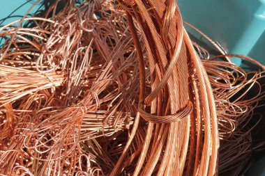 Bakır tel. Geri dönüşüm. Bakır tel. Bakır kablo. Metal geri dönüşümü. Geri dönüşüm için kablo. Sanayi teli. Eski Copper 'ı geri dönüşüm için hurdaya çevir. Demir içermeyen metaller. Elektrik tesisatı. Berilyum Bakır.
