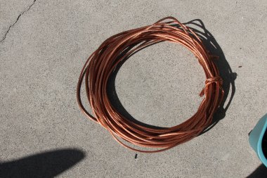 Bakır tel. Geri dönüşüm. Bakır tel. Bakır kablo. Metal geri dönüşümü. Geri dönüşüm için kablo. Sanayi teli. Eski Copper 'ı geri dönüşüm için hurdaya çevir. Demir içermeyen metaller. Elektrik tesisatı. Berilyum Bakır.