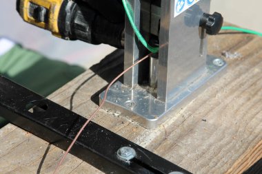 Bakır tel. Geri dönüşüm. Bakır tel. Bakır kablo. Metal geri dönüşümü. Geri dönüşüm için kablo. Sanayi teli. Eski Copper 'ı geri dönüşüm için hurdaya çevir. Demir içermeyen metaller. Elektrik tesisatı. Berilyum Bakır. Bir işadamı geri dönüşüm için eski bakır telleri soyuyor..