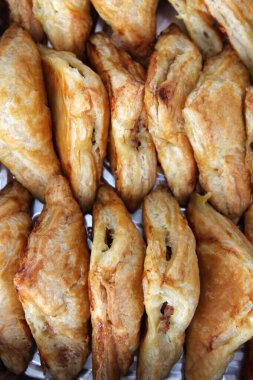 Jambonlu ve peynirli börek. Empanada, çeşitli lezzetli malzemelerle dolu ve pişirilmiş veya kızartılmış bir hamur işi. Jambonlu ve peynirli cips. Öğlen yemeği ya da atıştırmalık. Yemek vakti. Herkese yemek.
