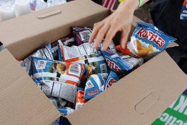 Lake Forest, California - ABD - 5 Şubat 2025: Patates cipsi. Mukavva bir kutuda geniş bir patates cipsi ve abur cubur çeşidi. Farklı aromalar ve markalar. Dünya çapında insanlar patates cipsine bayılır..