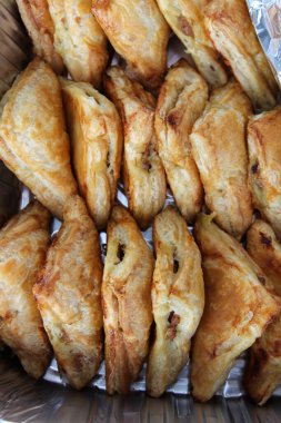 Jambonlu ve peynirli börek. Empanada, çeşitli lezzetli malzemelerle dolu ve pişirilmiş veya kızartılmış bir hamur işi. Jambonlu ve peynirli cips. Öğlen yemeği ya da atıştırmalık. Yemek vakti. Herkese yemek.