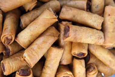 Yumurtalı rulo. Açık büfede Çin usulü kızarmış börek. Ördek yumurtası. İnce kızarmış ördek böreği. Dim Sum. Yumurtalı yemek tepsisi. Çin böreği bir çeşit kızarmış aperatiftir..