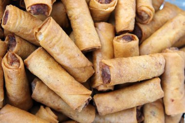 Yumurtalı rulo. Açık büfede Çin usulü kızarmış börek. Ördek yumurtası. İnce kızarmış ördek böreği. Dim Sum. Yumurtalı yemek tepsisi. Çin böreği bir çeşit kızarmış aperatiftir..