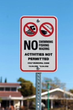 Yüzmek yok. Balık tutmak yok. Yürümek yok. Etkinleştirilemiyor. Kamu parkında ve gölette kuralları belirten bir tabela. İnsanlar rahatlamak ve gençleşmek için doğayı, parkları, göletleri ve gölleri ziyaret etmeyi severler. Eğlenceli..