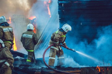 Strezhevoy, Rusya Federasyonu - 21 Mayıs 2014: yangın yangın söndürme sonra sifonu