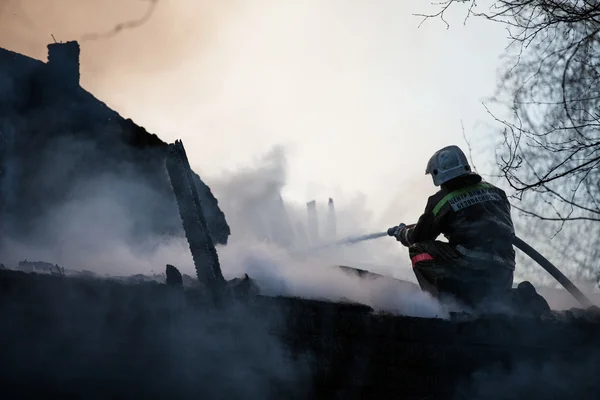 Fuoco a filo dopo aver spento il fuoco — Foto Stock