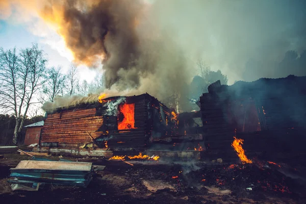 Feuer in Holzhaus, brennendes Gebäude — Stockfoto