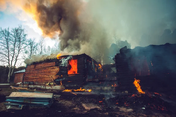 Un incendio in un edificio di legno, edificio in fiamme Foto Stock