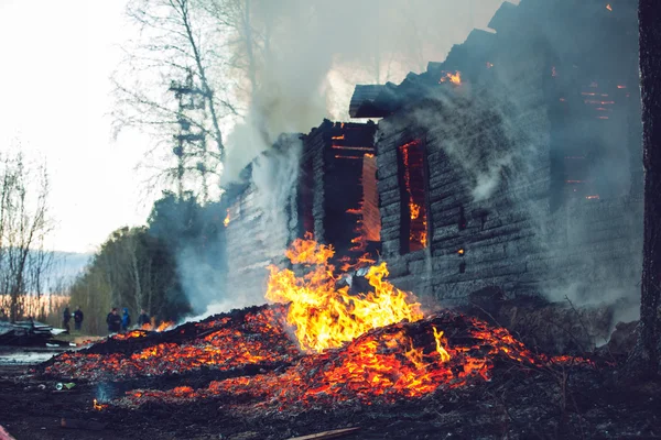 Un incendio in una casa di legno Foto Stock Royalty Free