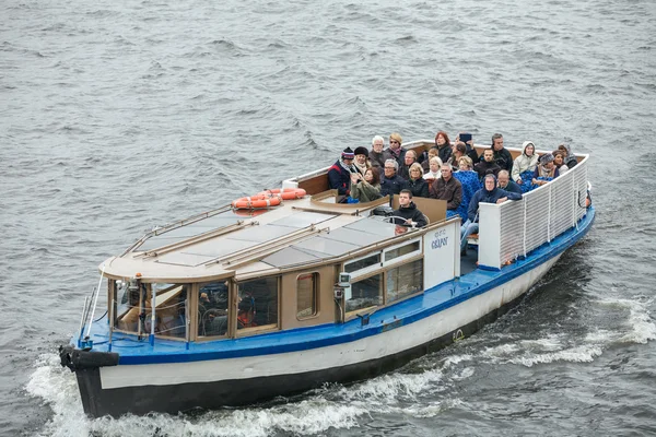 San Petersburgo, RUSIA - 09 de septiembre de 2015: Turistas extranjeros flotando en el río —  Fotos de Stock