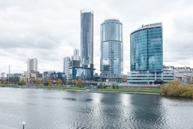Ekaterinburg, Rusya - 1 Ekim 2015: Yüksek katlı binalar Yekaterinburg