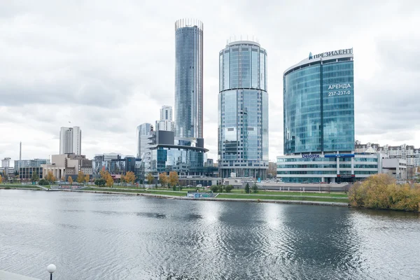 Ekaterinburg, Rusland - 1 oktober 2015: Hoogbouw gebouwen in Jekaterinenburg — Stockfoto