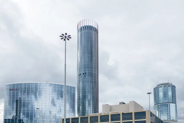 Ekaterinburg, Rusia - 1 de octubre de 2015: Edificios de gran altura en Ye — Foto de Stock