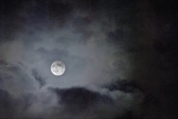 Una Noche Luna Llena Las Nubes Tratan Bloquear Camino Luna —  Fotos de Stock