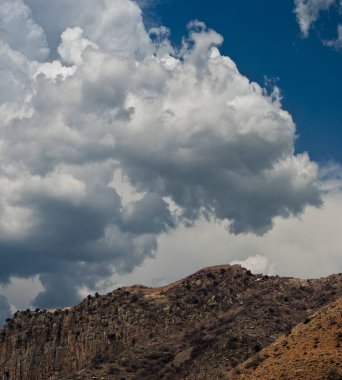 Fotoğraf Vayots Dzor 'da Smbataberd' i gösteriyor. Üzerinde çok güzel yağmur bulutları birikmiş..