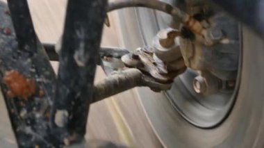 adamcağız araba süspansiyon sistemi, sürüş titreşimi azaltmak için eylem araçtan görüntülendi. 