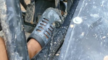 Buggy, araçtan görüntülendi eylem gaz sürücü presler 