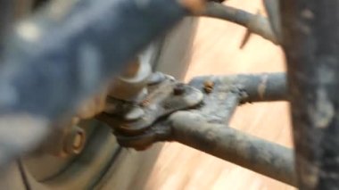 adamcağız araba süspansiyon sistemi, sürüş titreşimi azaltmak için eylem araçtan görüntülendi. 