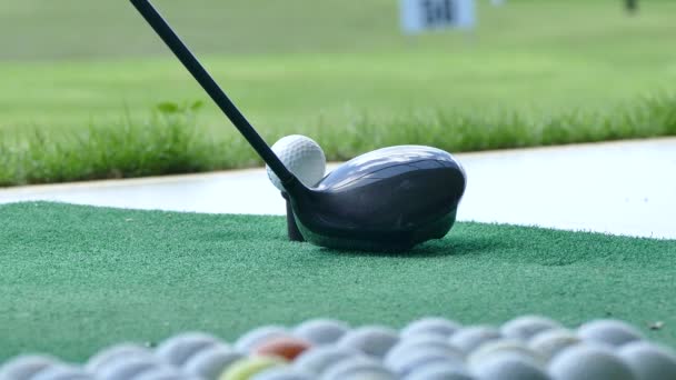 Golfer doen Teed off beoefenen en opleiding — Stockvideo
