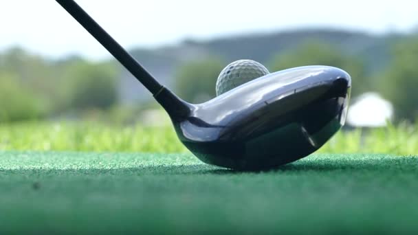 Conducir pelota de golf desde el dispensador de golf — Vídeo de stock