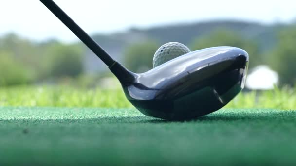 Golfball aus dem Golfspender fahren — Stockvideo