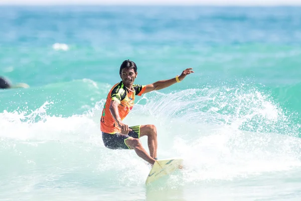 PHUKET - JUN 06: unidentified surfer in action catching  waves in rainy season at Kata beach Phuket on jun 06, 2016  in Kata beach, Phuket, Thailand. — Stock Photo, Image