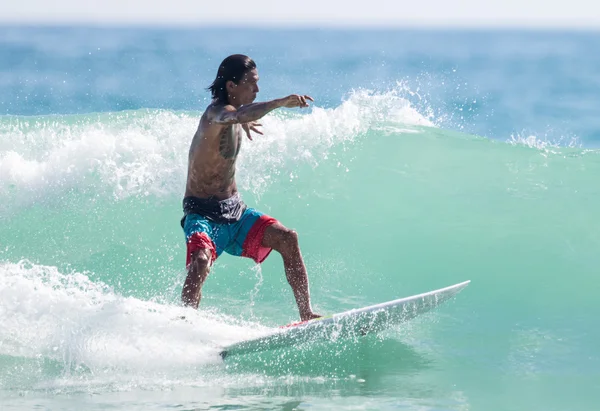 PHUKET - JUN 06: niezidentyfikowany surfer w akcji łapiący fale w porze deszczowej na plaży Kata Phuket w czerwcu 06, 2016 w plaży Kata, Phuket, Tajlandia. — Zdjęcie stockowe