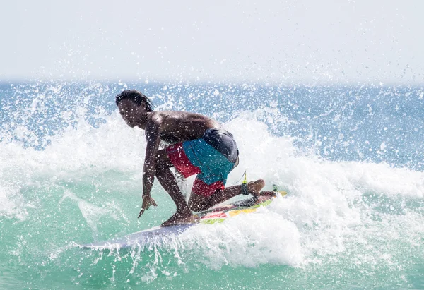 PHUKET - JUN 06: surfista no identificado en acción captura de olas en temporada de lluvias en la playa de Kata Phuket el 06 de junio 2016 en la playa de Kata, Phuket, Tailandia . —  Fotos de Stock