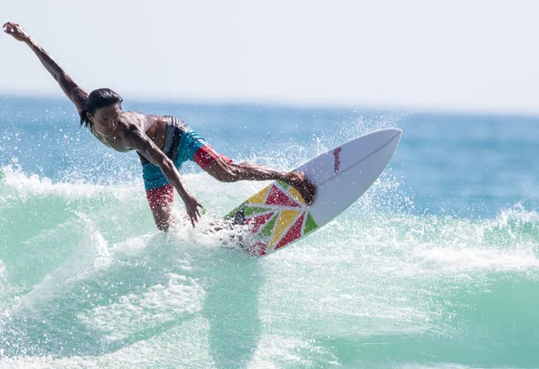 PHUKET - JUN 06: surfista não identificado em ação pegando ondas na estação chuvosa na praia de Kata Phuket em 06 de jun de 2016 na praia de Kata, Phuket, Tailândia . — Fotografia de Stock