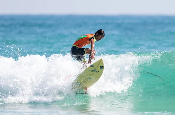 PHUKET - JUN 06: surfista não identificado em ação pegando ondas na estação chuvosa na praia de Kata Phuket em 06 de jun de 2016 na praia de Kata, Phuket, Tailândia . — Fotografia de Stock