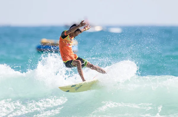 PHUKET - JUN 06: niet-geïdentificeerde surfer in actie vangende golven in regenseizoen op Kata strand Phuket op jun 06, 2016 in Kata strand, Phuket, Thailand. — Stockfoto