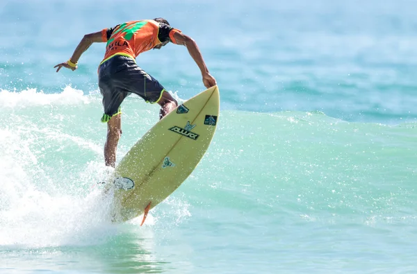 PHUKET - JUN 06: niet-geïdentificeerde surfer in actie vangende golven in regenseizoen op Kata strand Phuket op jun 06, 2016 in Kata strand, Phuket, Thailand. — Stockfoto