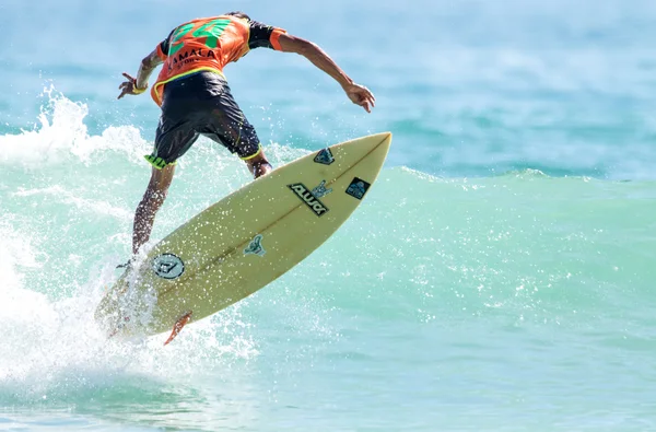 PHUKET - JUN 06: surfista não identificado em ação pegando ondas na estação chuvosa na praia de Kata Phuket em 06 de jun de 2016 na praia de Kata, Phuket, Tailândia . — Fotografia de Stock