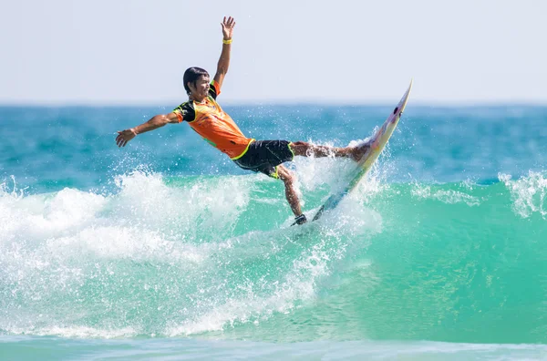 PHUKET - JUN 06: surfista no identificado en acción captura de olas en temporada de lluvias en la playa de Kata Phuket el 06 de junio 2016 en la playa de Kata, Phuket, Tailandia . — Foto de Stock