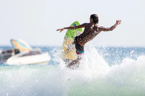 PHUKET - 06 JUIN : surfeur non identifié en action capturant des vagues pendant la saison des pluies à la plage de Kata Phuket le 06 juin 2016 à la plage de Kata, Phuket, Thaïlande . — Photo