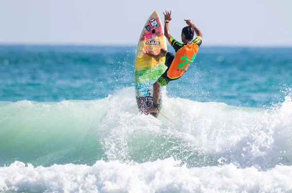 PHUKET - JUN 06: niet-geïdentificeerde surfer in actie vangende golven in regenseizoen op Kata strand Phuket op jun 06, 2016 in Kata strand, Phuket, Thailand. — Stockfoto