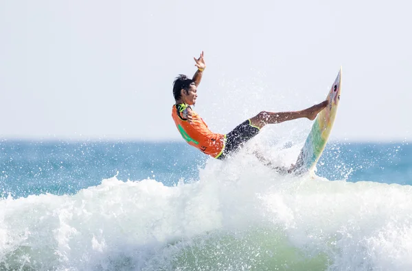 PHUKET - JUN 06: surfista não identificado em ação pegando ondas na estação chuvosa na praia de Kata Phuket em 06 de jun de 2016 na praia de Kata, Phuket, Tailândia . — Fotografia de Stock